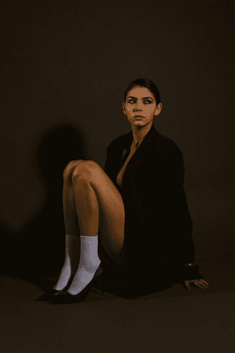 bia sentada em estúdio'