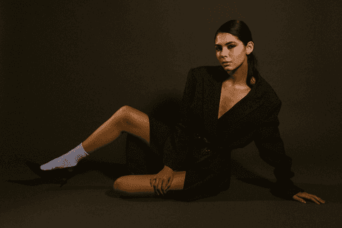 bia sentada de lateral, fotografia colorida'