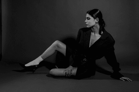 bia sentada de lateral, fotografia preta e branca'