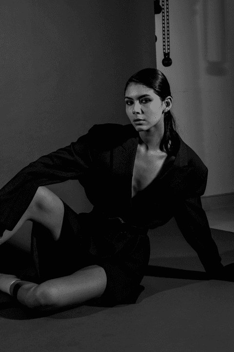 bia sentada em lateral, fotografia em novo ângulo, agora em preto e branco'
