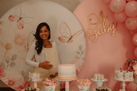 chá de bebê da maya mãe de maya com sua decoração'