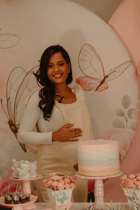 chá de bebê da maya mãe de maya em enquadramento mais fechado, ainda na decoração, borboletas de fundo'