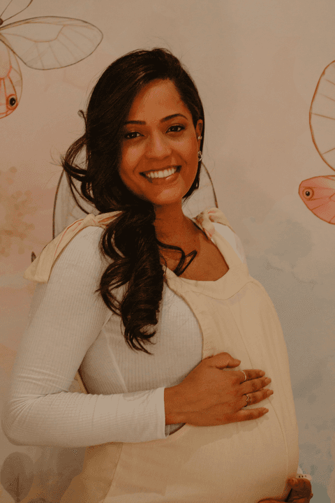 chá de bebê da maya mãe da maya sorrindo para a fotografia, ainda na decoração'