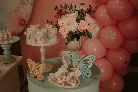 chá de bebê da maya decoração em detalhes, borboletas e docinhos, com muitos elementos rosas'