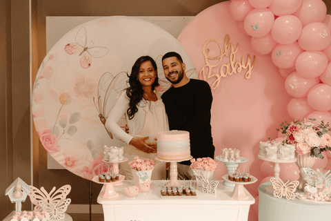 chá de bebê da maya pais de maya com a decoração'