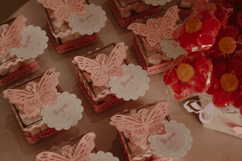 chá de bebê da maya docinhos com borboletas e balinhas de açúcar'