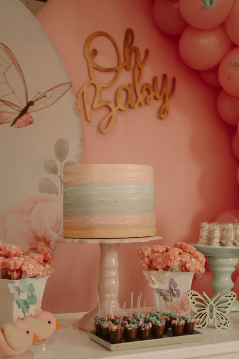chá de bebê da maya detalhes do bolo na mesa principal'