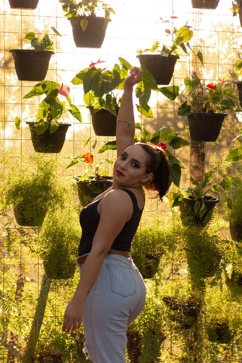 isabel em frente aos vasos de plantas, estufa do parque max feffer'