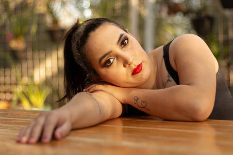 isabel com a cabeça apoiada na mesa, dentro da estufa do parque'