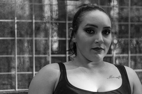 isabel sentada no banco dentro da estufa do parque max feffer'