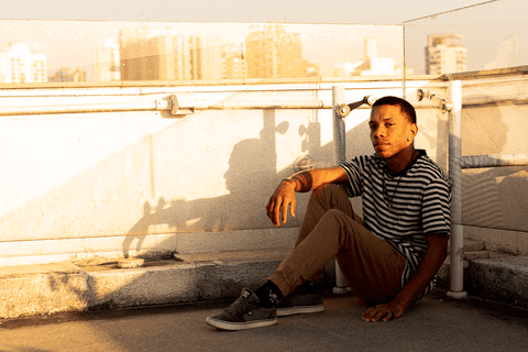 jerf no terraço do mac novo enquadramento dele sentado no chão'