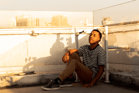 jerf no terraço do mac sentado no chão com a cabeça apoiada no vidro'