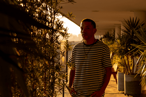 jerf no terraço do mac com folhagem ao redor'