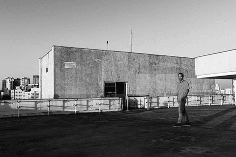 jerf no terraço do mac caminhando, com a arquitetura do terraço ao fundo'
