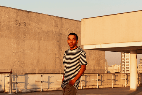 jerf no terraço do mac em meio a arquitetura do lugar'