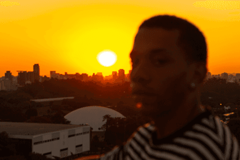 jerf no terraço do mac ao cair do pôr do sol olhando para mim '