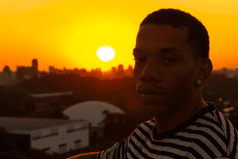 jerf no terraço do mac ao cair do pôr do sol olhando para mim em foco principal'