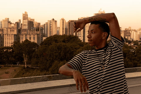 jerf no terraço do mac com diferentes prédios ao fundo, além de árvores'