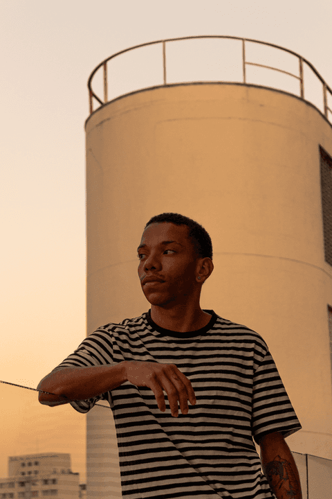 jerf no terraço do mac em frente a torre do lugar'