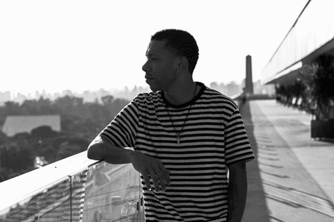jerf no terraço do mac em pé, com arquitetura de fundo'