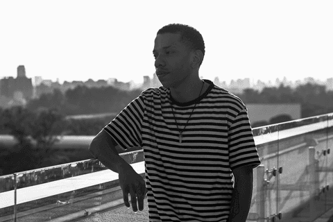 jerf no terraço do mac, encostado sobre o vidro'