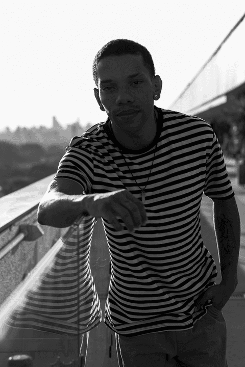 jerf no terraço do mac apoiando no corrimão'