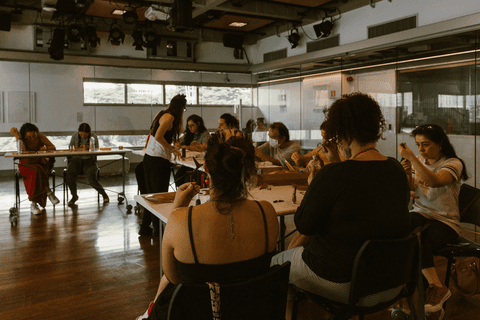 sesc paulista oficina de criação de jóais, grupo de alunos e professora reunidos'