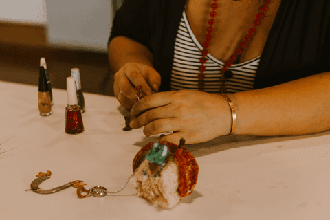 sesc paulista oficina de criação de jóais, aluna trabalhando na criação de suas peças, que são muitas'