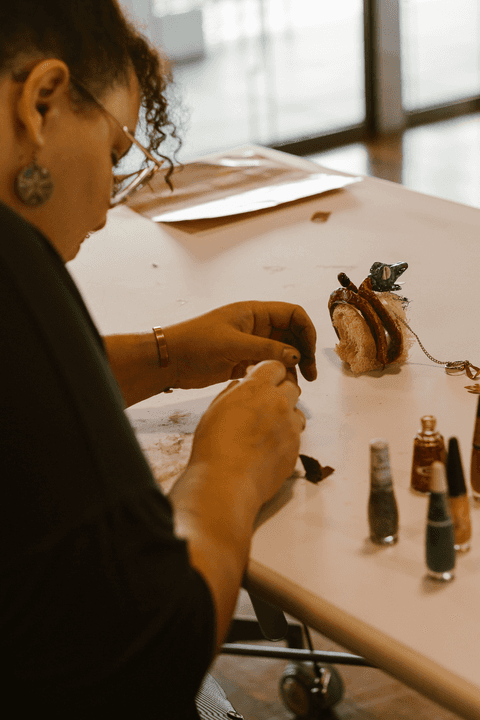 sesc paulista oficina de criação de jóais, aluna artista com suas criações ou obras primas'