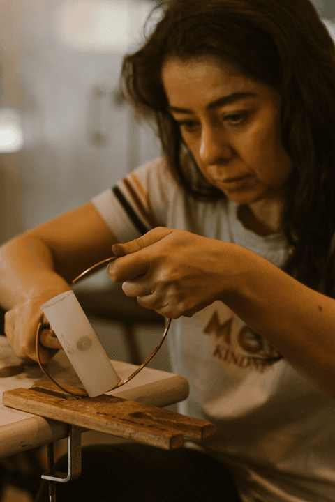 sesc paulista oficina de criação de jóais, aluna mondando um ferro'