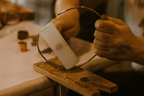 sesc paulista oficina de criação de jóais, aluna moldando ferro para a criação de sua peça'