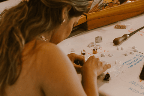 sesc paulista oficina de criação de jóais, outra aluna criando sua jóia, de costas para a câmera'