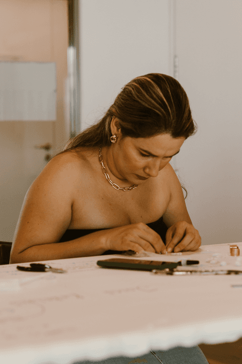 sesc paulista oficina de criação de jóais, novo ângulo da mesma aluna, confeccionando sua jóia'