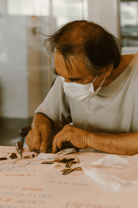 sesc paulista oficina de criação de jóais, aluno montando sua peça, concentrado e focado'