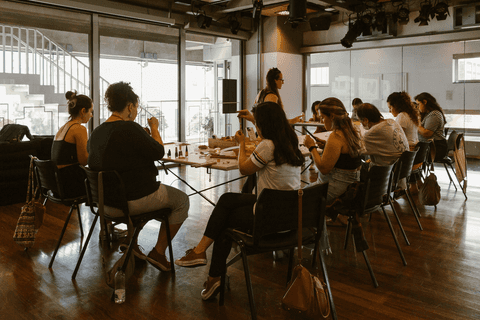 sesc paulista oficina de criação de jóais, grupo de alunos e professora reunido, outro ângulo'