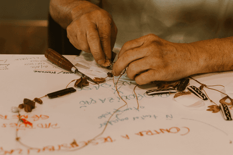 sesc paulista oficina de criação de jóais, as mãos do aluno enquanto ele monta sua peça'