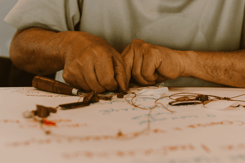 sesc paulista oficina de criação de jóais, as mãos do aluno enquanto ele monta sua peça em novo ângulo'