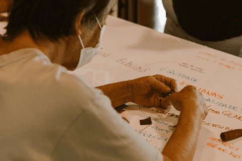 sesc paulista oficina de criação de jóais, aluno com parte de suas jóias em mãos'