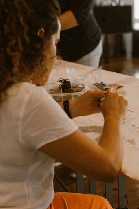 sesc paulista oficina de criação de jóais, outra aluna na construção das suas jóias, também concentrada no último dia da oficina cultural'