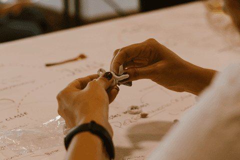 sesc paulista oficina de criação de jóais, enquadramento nas mãos da aluna enquanto ela manuseia as peças para confecção de suas jóias'