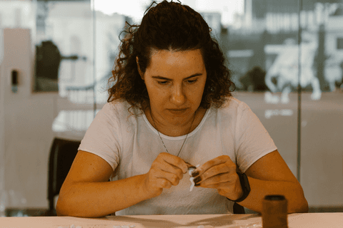 sesc paulista oficina de criação de jóais, aluna montando suas jóias, no último dia de oficina'