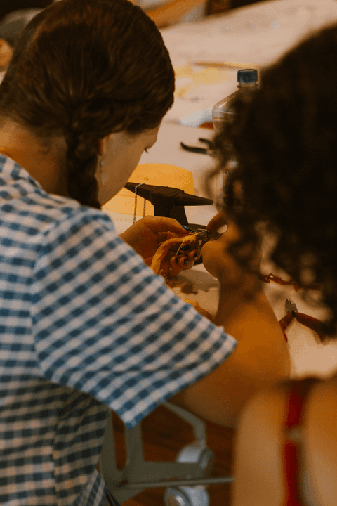 sesc paulista oficina de criação de jóais, mãe e filha, alunas, montando suas peças'