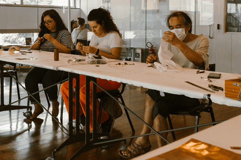 sesc paulista oficina de criação de jóais, pessoal montando suas peças'