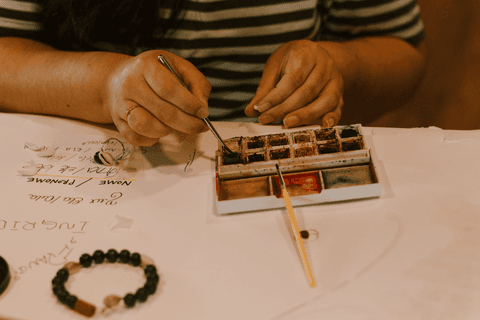 sesc paulista oficina de criação de jóais, tinta, pincéis e outros elementos para a criação de suas jóias'