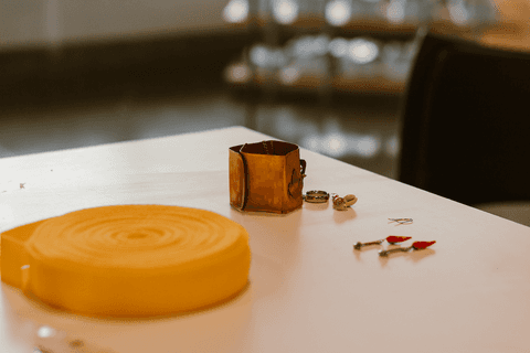 sesc paulista oficina de criação de jóais, uma das jóias das alunas finalizada sobre a mesa'