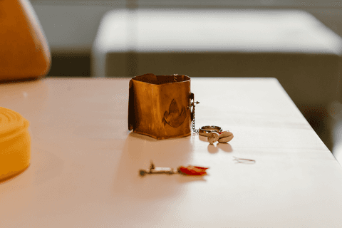 sesc paulista oficina de criação de jóais, uma das alunas finalizou suas jóias e deixou sobre a mesa, exposta'