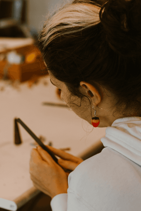 sesc paulista oficina de criação de jóais, aluna colocou sua blusa de frio para continuar trabalhando nas suas peças'