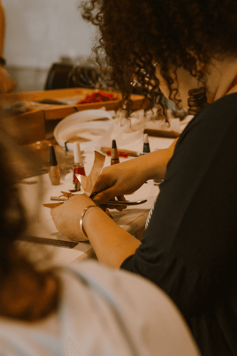 sesc paulista oficina de criação de jóais, novo ângulo das confecções das peças, meninas finalizando e dando os retoques finais'