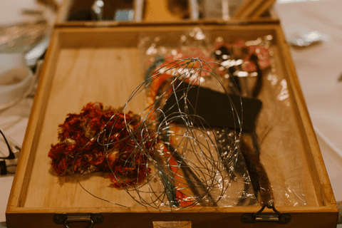 sesc paulista oficina de criação de jóais, elementos dentro de uma caixa, para serem utilizados pelos alunos na montagem de suas jóias'