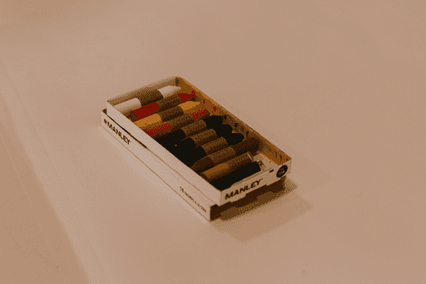 sesc paulista oficina de criação de jóais, caixa de giz sobre a mesa'